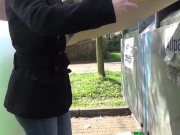 Sie pisst wie ein Hund auf die Strasse 3/16