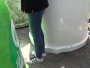 Sie pisst wie ein Hund auf die Strasse 7/16