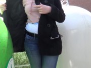 Sie pisst wie ein Hund auf die Strasse 8/16