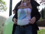 Sie pisst wie ein Hund auf die Strasse 9/16