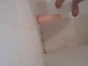 Elle est en manque de queue et suce sous la douche