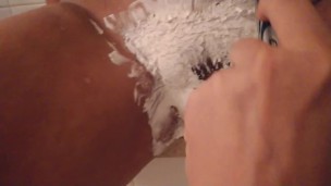 Shaving her pussy