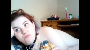 hot chubby girlfriend eats entire pizza