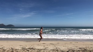 Corriendo desnudo por la playa a cámara lenta