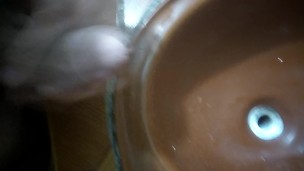 Gozando bem gostoso na pia