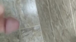 Теща смотрит как я дрочу член .