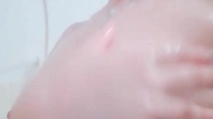 Teaser facendo una doccia calda e un massaggio tetta carino