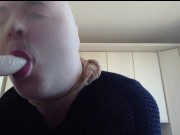 Nylonface bläst fetten Dildo