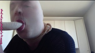 Nylonface bläst fetten Dildo