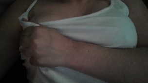 Inocente chica tocándose las tetas