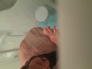 Punk beim Duschen
