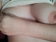 Chica inocente enseña las tetas y juega con sus pezones