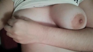 Chica inocente enseña las tetas y juega con sus pezones