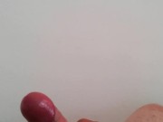 Hombre haciéndose una paja, termina