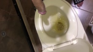 PEE WITH ERECTION THEN MASTURBATE, chico orina erecto y se masturba 