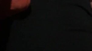 SE LA ARRIMO A MI MADRASTRA MIENTRAS LE AYUDO A CERRAR SU VESTIDO