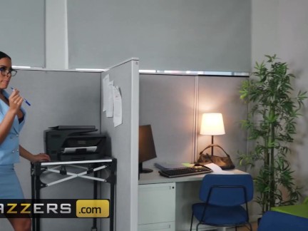 Brazzers - Luna Star Is Overflowing With Stress And Her Boss Helps Her Relieve It