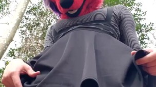 Fox Fursuiter mija e Cums na floresta
