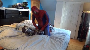 Homem aranha gozando no seu boneco ciborgue