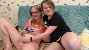 Никки отвлекает меня пока я играю, затем я кончаю ей в рот