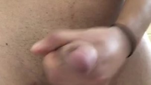 Masturbándome en el baño con mucho semen