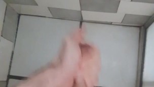 Me tocando rápido no banheiro ;)