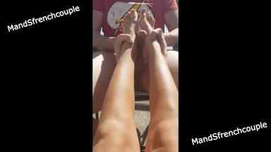 Branlette avec les pieds sur la terrasse avec ma petite pute