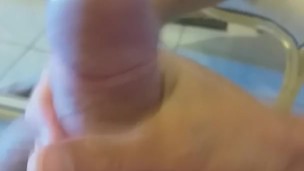 Tocando Punheta na Sala de porta aberta e meu amigo poderia chegar.