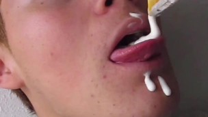 LAMIENDO LECHE CALENTITA