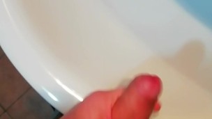 Ragazza seduce ragazzo in chat, lui si sega e poi sborra in bagno