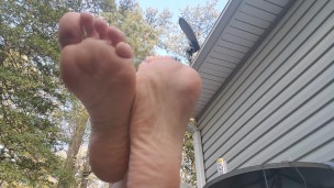 Dirty foot rub for you slaves