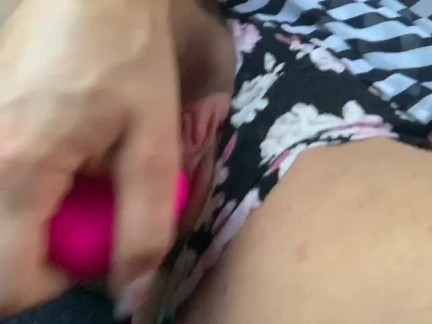 Horny girl in back sheets, when he drive !