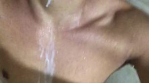 Mamando y tragando leche , sucking and drinking milk