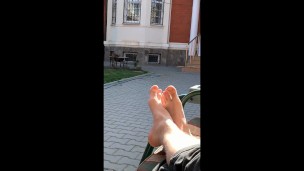 Ноги в саду