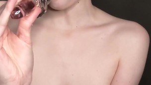 pequena vagabunda universitária usa novo brinquedo e esguichos para você.