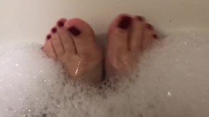 Q15 - Red Toes In The Bath