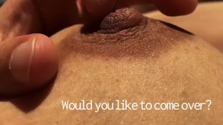 Tomando banho de sol e brincando com meus peitos - mamilos fofos