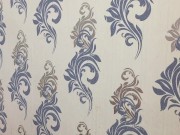 Студентка в юбке и рваном нижнем белье