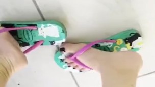 @tici_feet IG tici feet tici_feet showing my soles - wearing havaianas