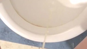 MEANDO COMO HOMBRE NO SALE BIEN. Ensucio todo el piso y me chorreo