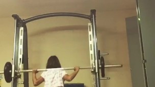 Занимается спортивной задницей перед камерой