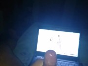 Grosse éjaculation en regardant du porno milf