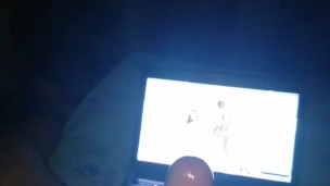 Grosse éjaculation en regardant du porno milf