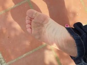 Mamá con pies sucios y olorosos se descalza para tu deleite (vídeo musical)