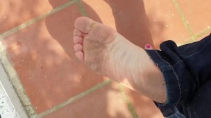 Mamá con pies sucios y olorosos se descalza para tu deleite (vídeo musical)