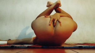Playing with mi hole.