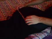 Un amigo se masturba arriba de la cola de mi mujer y después la cogemos 1/16