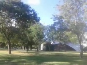 Un chico le mete los dedos a mi mujer en un parque público 12/16