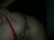 Coquine se frotte sur son oreiller jusqu’à l’orgasme. Plug anal et gros cul