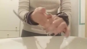 Padrona Darkshine si lava le mani smaltate di nero in